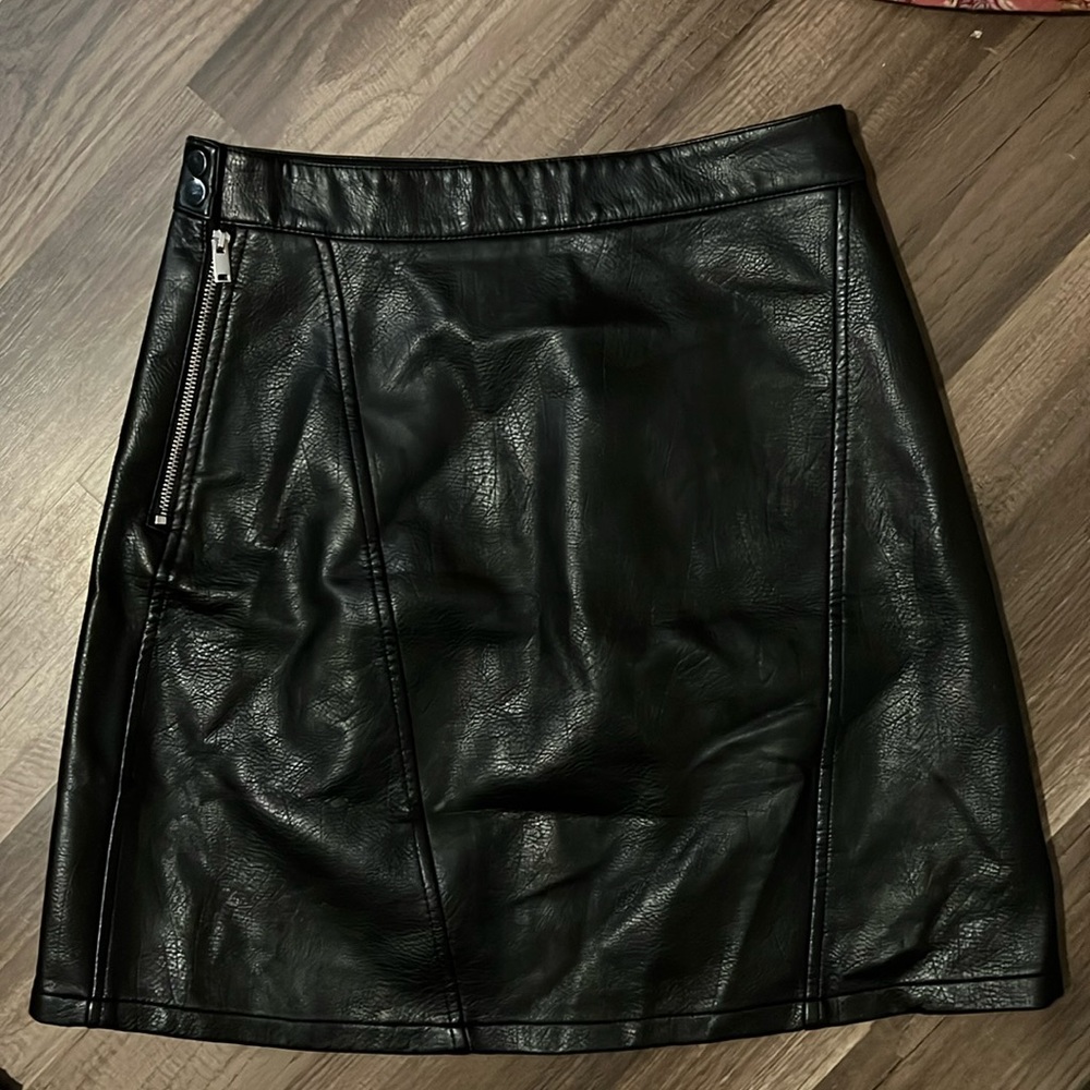 Zara Womens Faux Leather Black Mid Rise Mini Skirt Retro Rock Biker Grunge Xs